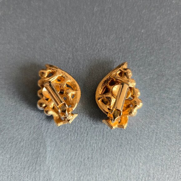 Vintage Trifari (?) gold tone clip on earrings with faux pearls. Bridal earrings - Picture 4 of 5